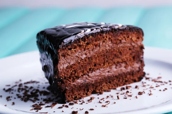 Delicioso bolo de chocolate no prato na mesa close-up — Fotografia de Stock