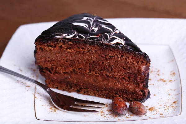 Pyszne ciasto czekoladowe na tabliczce na stół szczegół — Zdjęcie stockowe