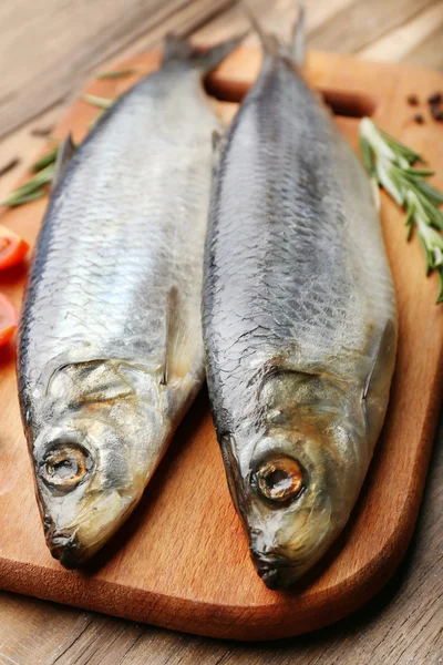 Verse rauwe vis en voedselingrediënten op tafel — Stockfoto