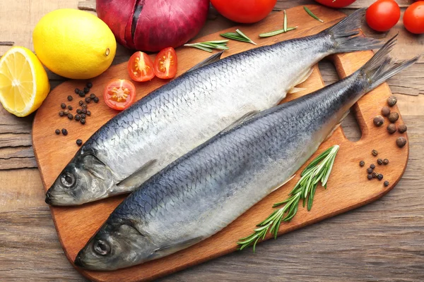 Pescado crudo fresco e ingredientes alimentarios en la mesa — Foto de Stock