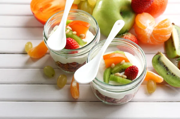 Postre saludable con muesli y frutas en la mesa — Foto de Stock