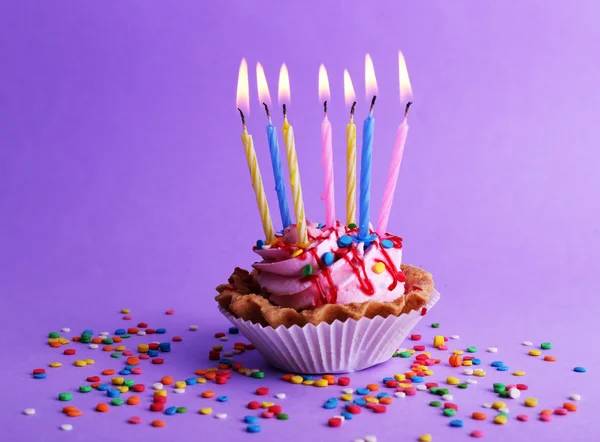 Tarta de cumpleaños con velas —  Fotos de Stock