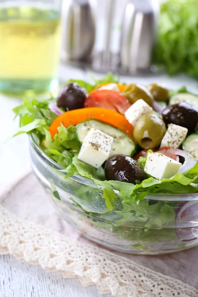 Греческий салат из стекла — стоковое фото