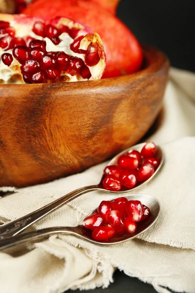 Sappige rijp Granaatappels op houten tafel, op donkere achtergrond — Stockfoto