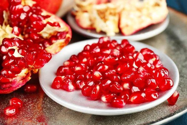 Sappige rijp Granaatappels op houten tafel — Stockfoto