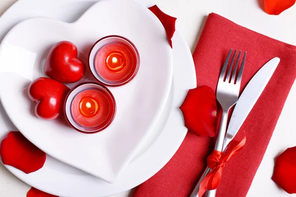 Fijación de mesa festiva para el Día de San Valentín sobre fondo claro —  Fotos de Stock