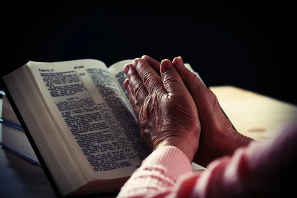 성경으로 늙은 여자 — 스톡 사진