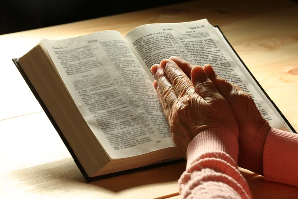 Oude vrouw met Bijbel — Stockfoto