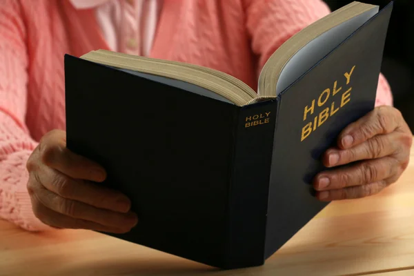 Старуха, читающая Библию — стоковое фото