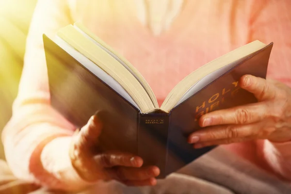 Old woman reading Bible — Stock Photo, Image