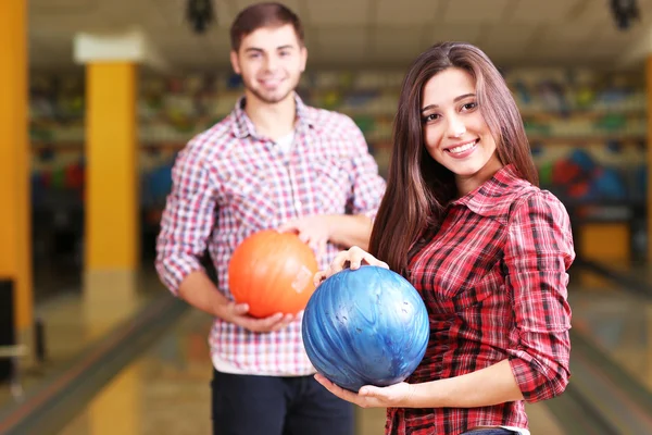 Portret van vrienden in bowlingclub — Stockfoto