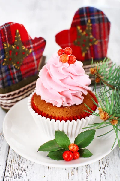 Cup-cake no pires com decoração de Natal na cor de fundo de mesa de madeira — Fotografia de Stock