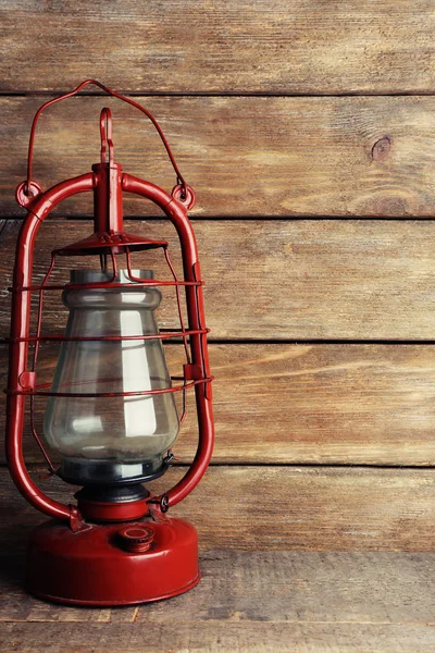 Lámpara de queroseno sobre tablones de madera fondo — Foto de Stock