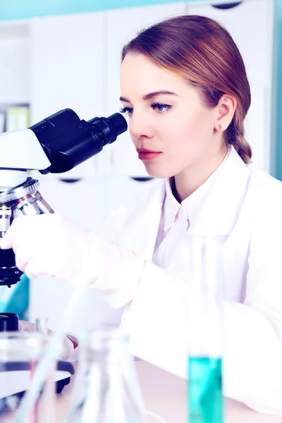 Junge Forscherin, die wissenschaftliche Forschung im Labor betreibt — Stockfoto