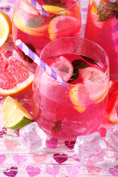 Ροζ λεμονάδα σε ποτήρια — Φωτογραφία Αρχείου