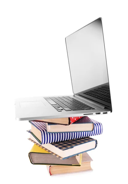 Stapel boeken met laptop — Stockfoto