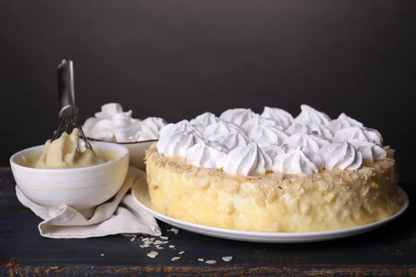 Tasty homemade meringue cake on wooden table, on grey background — Stock Photo, Image