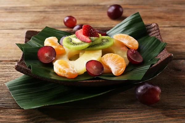 桌上的绿色叶子上的水果甜点 — 图库照片