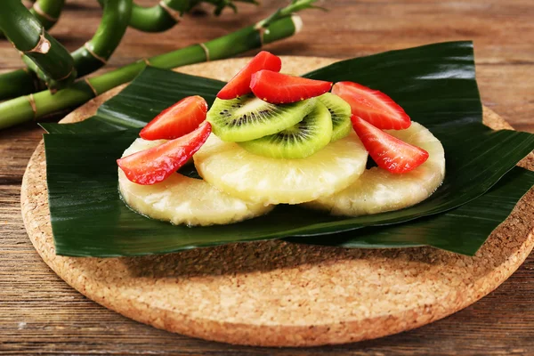 Fruit dessert op groene blad op tafel — Stockfoto