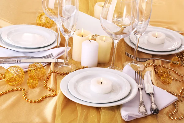 Vackra holiday dukningen i vitt och guld färg — Stockfoto