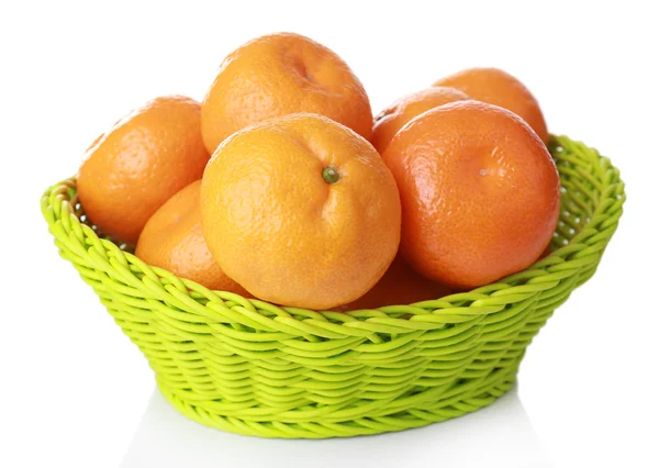 被白色隔离的篮子中的橘子 — 图库照片