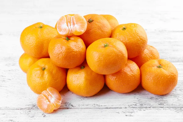 Tangerinas no fundo de madeira — Fotografia de Stock