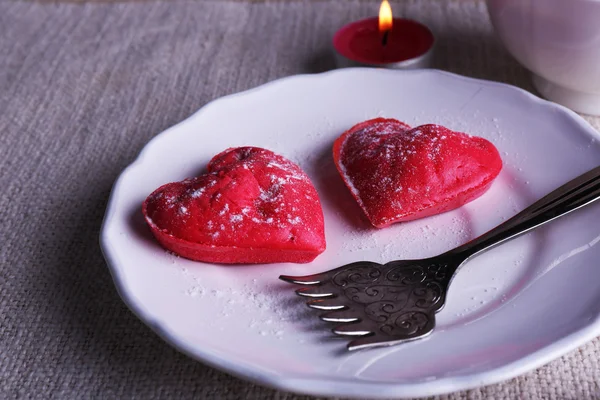Cookies in vorm van hart in plaat met kopje koffie en kaarsen op servet, op rustieke houten planken achtergrond — Stockfoto