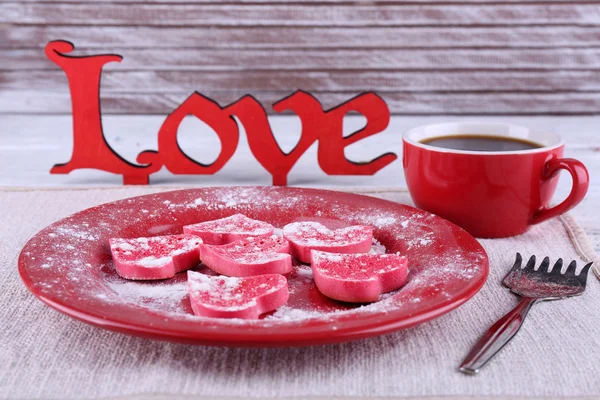 Bodegón romántico con galletas en forma de corazón sobre tabla de madera de color de fondo — Foto de Stock