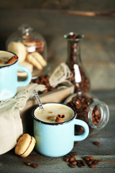 Belle composition avec savoureux cappuccino sur table en bois — Photo