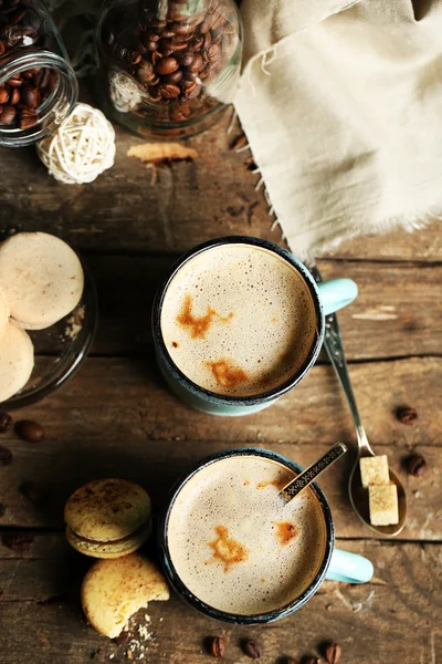 Komposisi yang indah dengan cappuccino lezat di atas meja kayu — Stok Foto