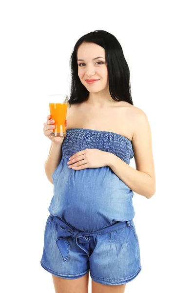 Bella giovane donna incinta con vetro di succo fresco isolato su bianco — Foto Stock