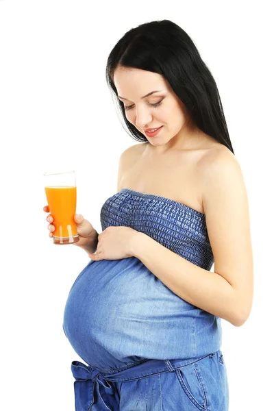 Piękna młoda kobieta w ciąży z szklankę świeżego soku na białym tle — Zdjęcie stockowe