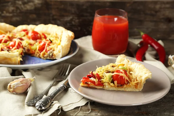 Groenten taart met paprika, tomaten en kaas op plaat, op houten achtergrond — Stockfoto