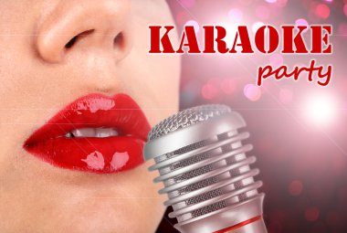 Kadın retro mikrofon ile