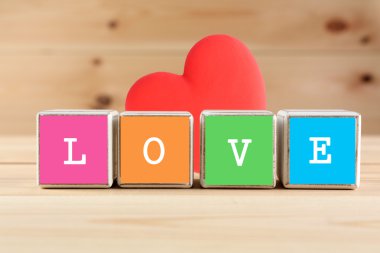 Aşk çok renkli ahşap bloklar yazıldığından