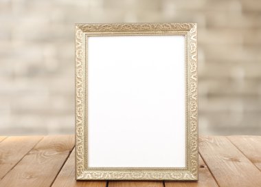 ahşap masa üzerinde fotoğraf çerçevesi