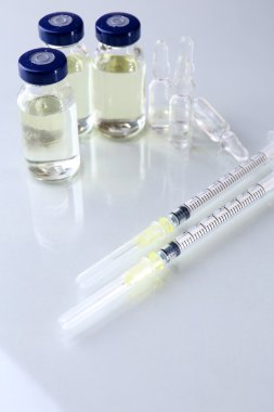 Aşı flakon şırınga ile içinde