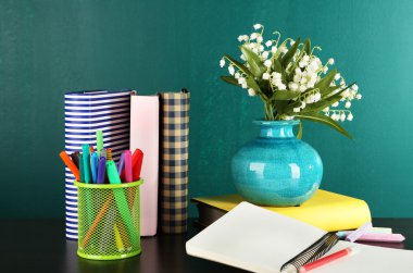 Danışma kitaplar ve çiçeklerle