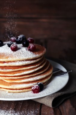 Pudra şekeri ile krep, çilek