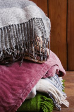 sıcak ekoseler ve yastık rustik ahşap zemin üzerine