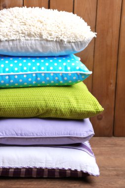 Rustik ahşap arka plan üzerinde renkli yastıklar tepesi