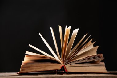 Işık ile açık kitap