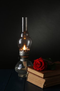 Kitap ve rose ile gaz lambası