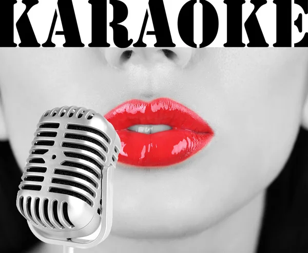 Mujer con labios rojos y micrófono retro, concepto karaoke — Foto de Stock