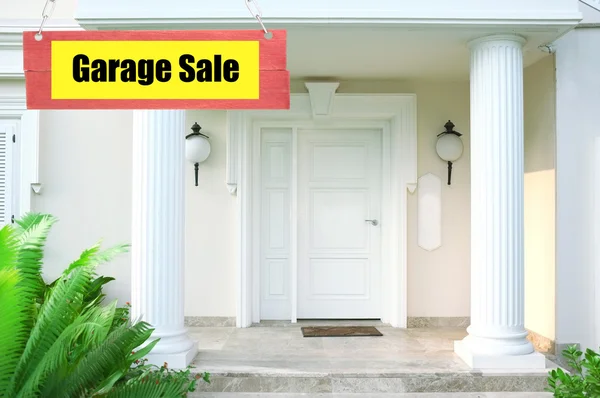 Sprzedaż garażu znak przed nowy dom — Zdjęcie stockowe