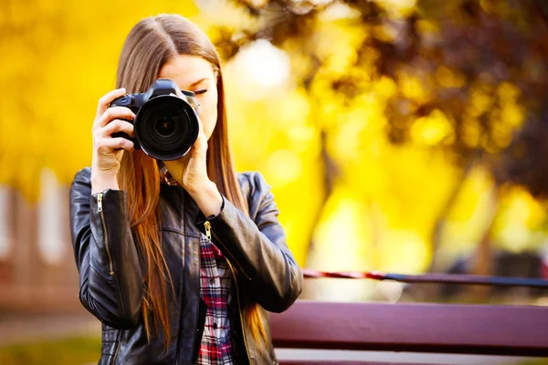 Mladý fotograf fotí venku — Stock fotografie