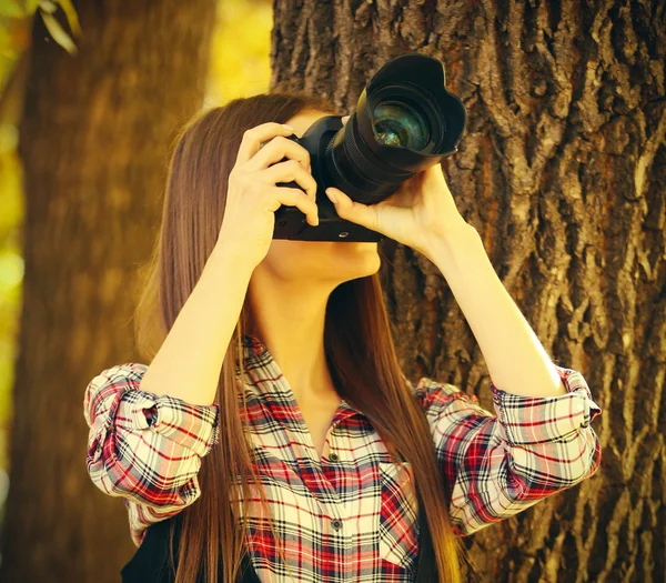 Молодой фотограф фотографирует на открытом воздухе — стоковое фото