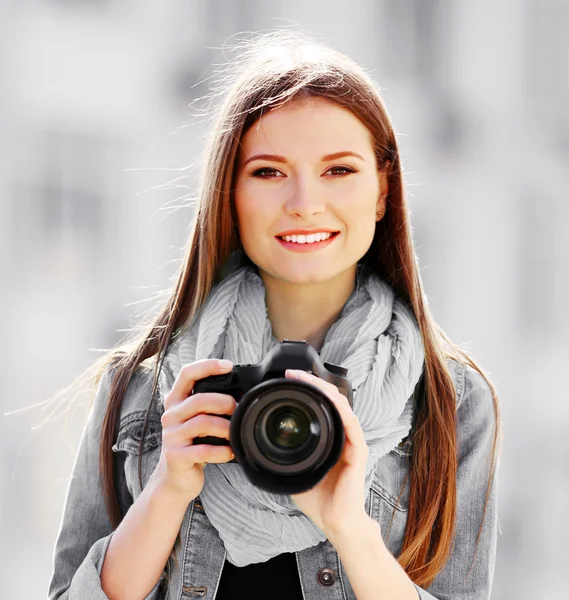 Young photographer taking photos outdoors — Stock Photo, Image