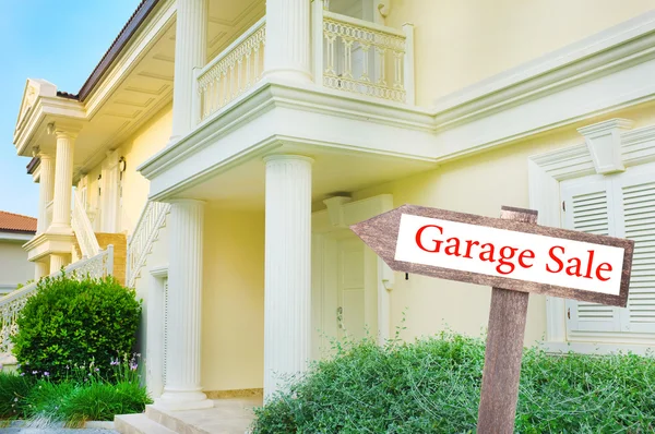 Panneau de vente de garage devant une maison neuve — Photo