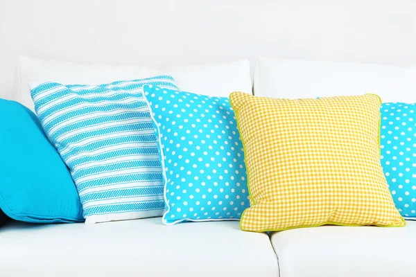 Sofá con almohadas de colores — Foto de Stock